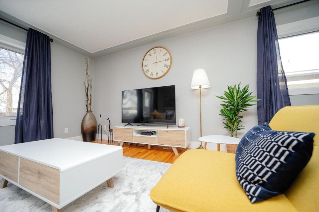 Cozy 3 Bedroom Contemporary Home With Free Parking Edmonton Exteriör bild