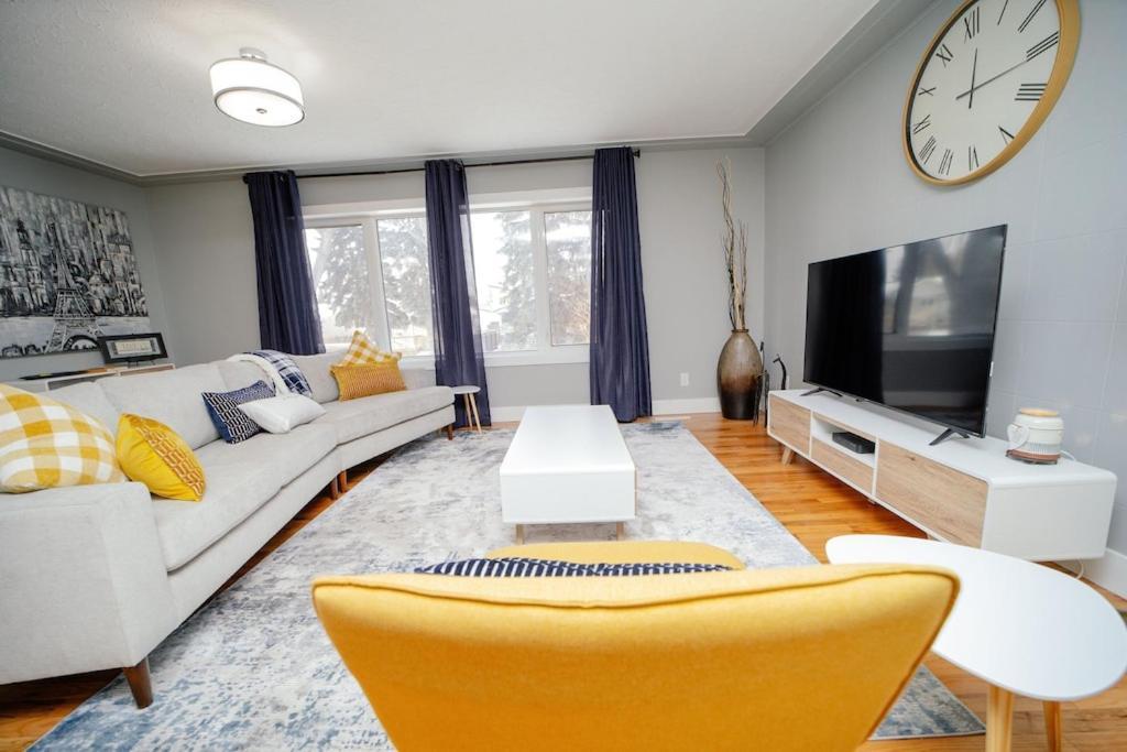 Cozy 3 Bedroom Contemporary Home With Free Parking Edmonton Exteriör bild