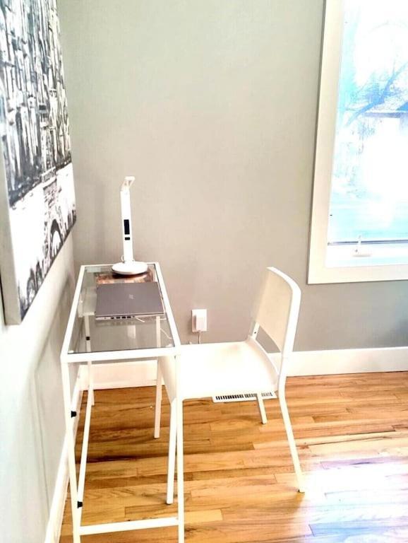 Cozy 3 Bedroom Contemporary Home With Free Parking Edmonton Exteriör bild